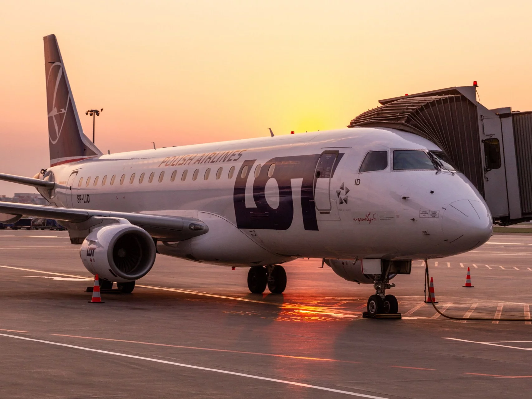 Samolot pasażerski Embraer E175, zdjęcie ilustracyjne