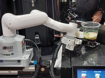 AWS Robotic Tap Room – ramię robota zsynchronizowane z trzema nalewakami i kamerami