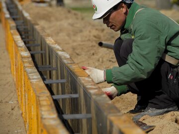 Azjatycki robotnik budowlany, zdjęcie ilustracyjne