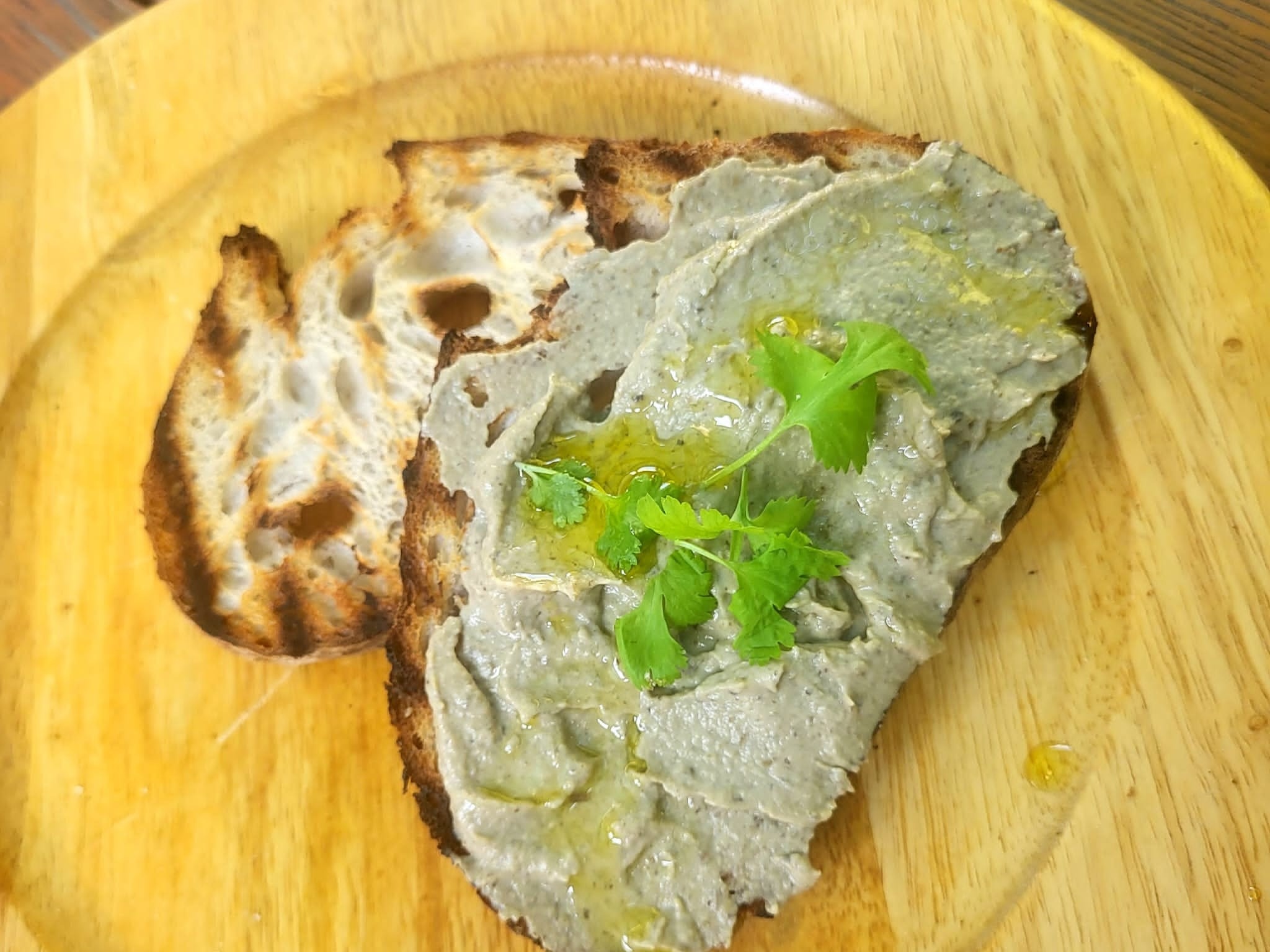 Baba ghanoush to pasta z bakłażana, dobra na kanapki. Przepis 4 składników