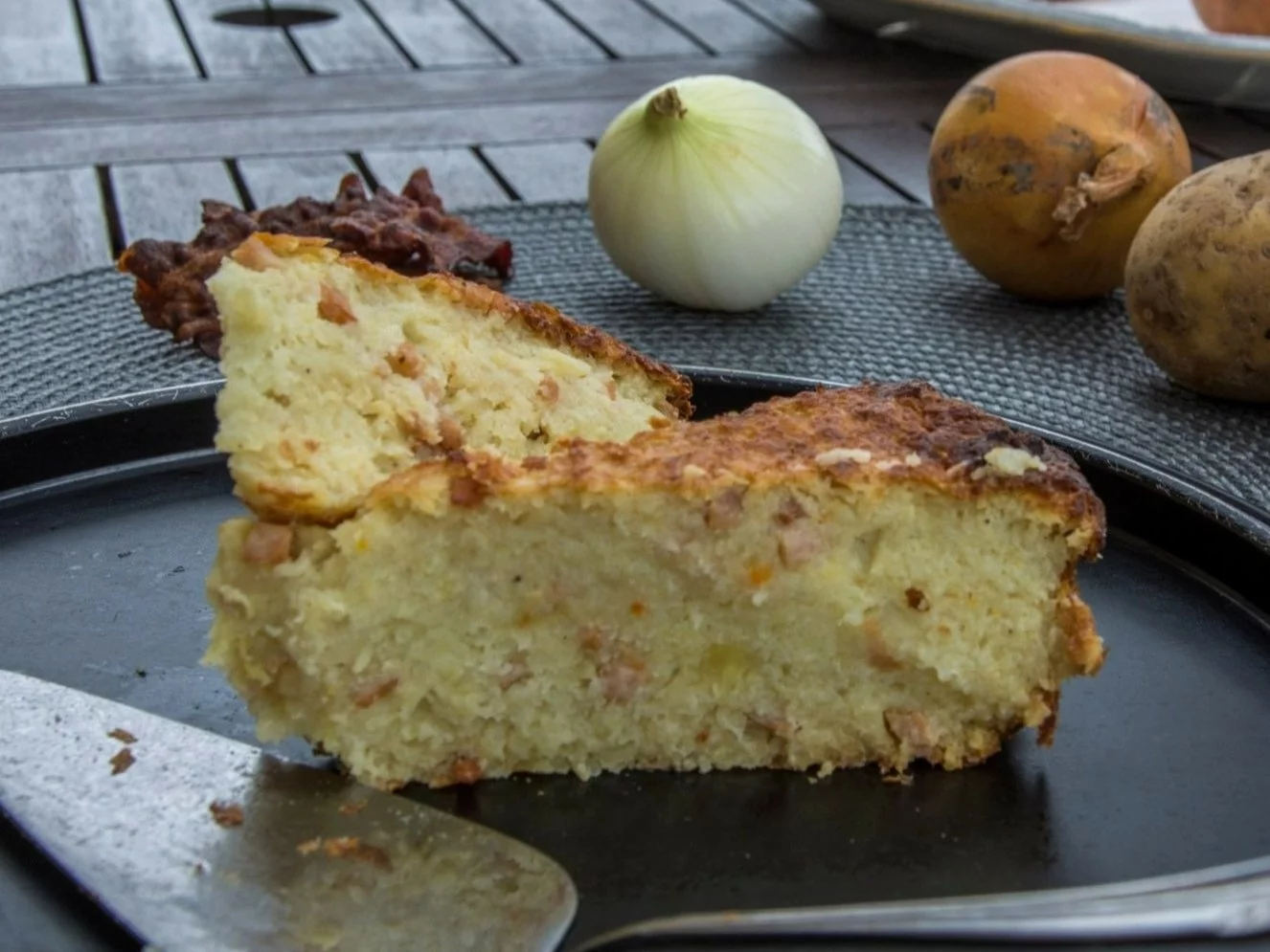 Babka ziemniaczana z boczkiem i selerem