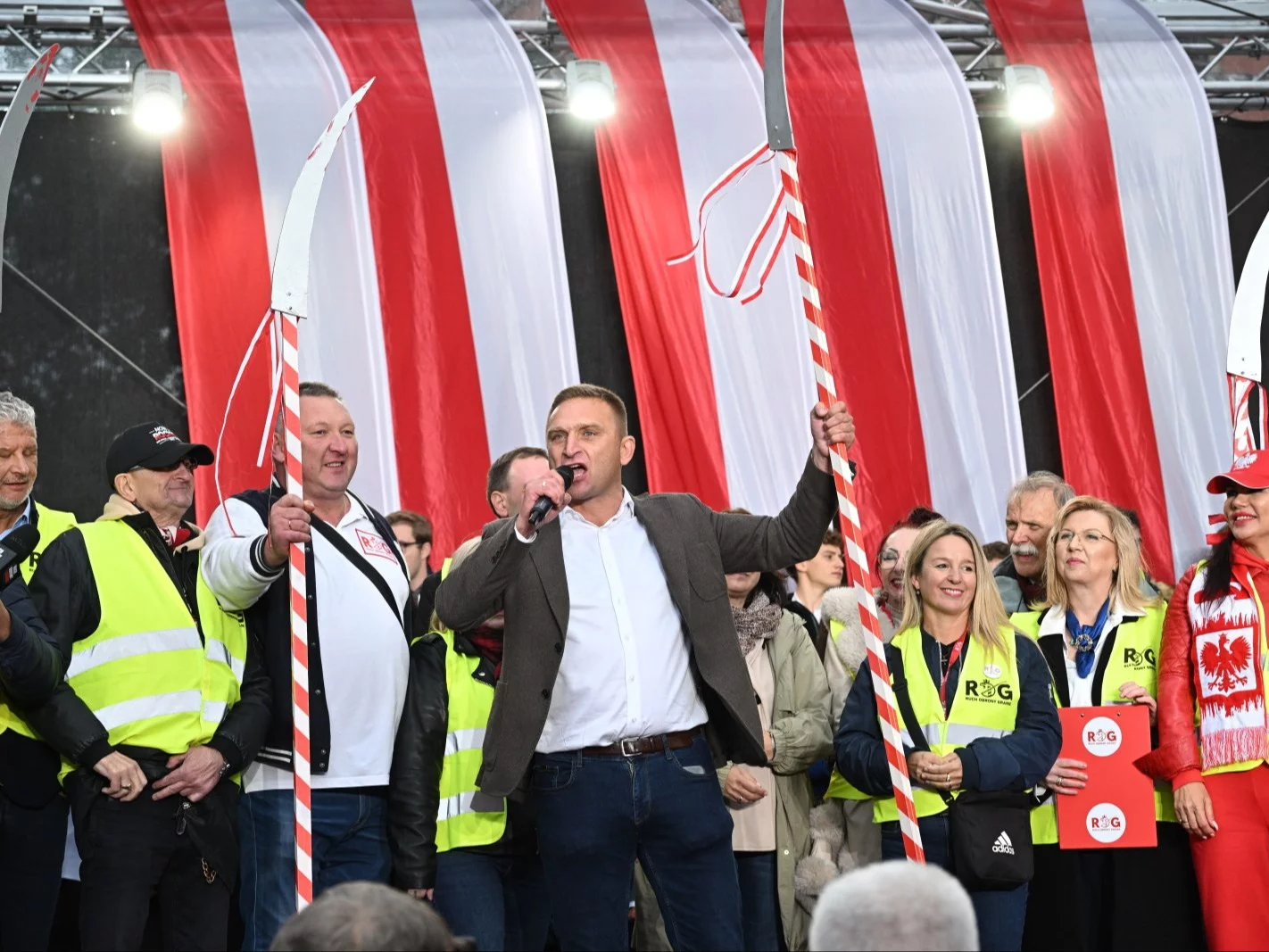 Bąkiewicz wywołał skandal na marszu PiS. Słynne słowa mordercy to dopiero początek