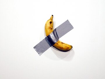 Banan Maurizio Cattelana w muzeum Art Basel