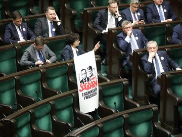 Banery z hasłem „Solidarni z Kamińskim i Wąsikiem” na sali obrad Sejmu