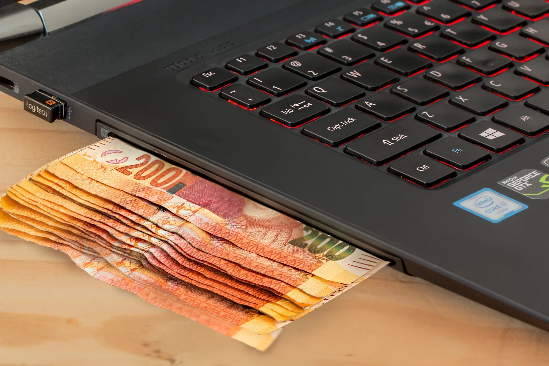 Laptop i pieniądze
