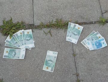 Banknoty na chodniku na Gocławiu