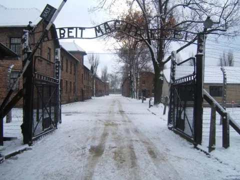 Brama obozu w Auschwitz (fot. Logaritmo/Wikipedia)