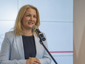 Barbara Brodowska-Mączka podczas nadania odznaczeń państwowych zasłużonym pracownikom Inspekcji Transportu Drogowego