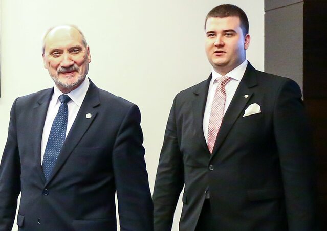 https://img.wprost.pl/img/bartlomiej-misiewicz-i-antoni-macierewicz/e3/8c/d84666c824f4a84e12eae3dxxa1c.jpeg
