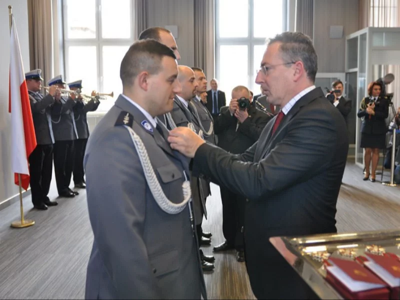 Bartłomiej Sienkiewicz, odznaczający policjantów