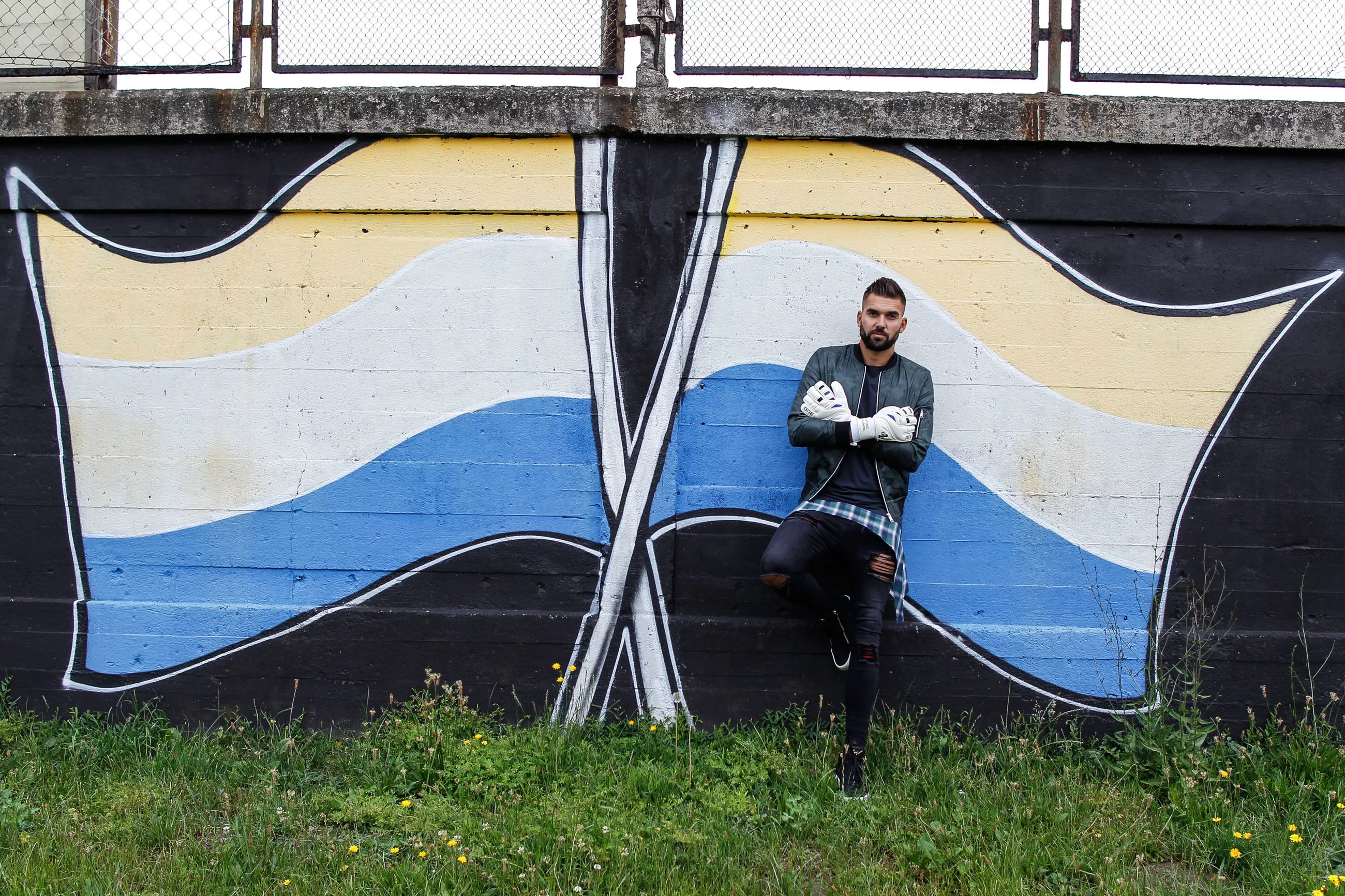 Bartosz Białkowski przed stadionem Olimpii Elbląg