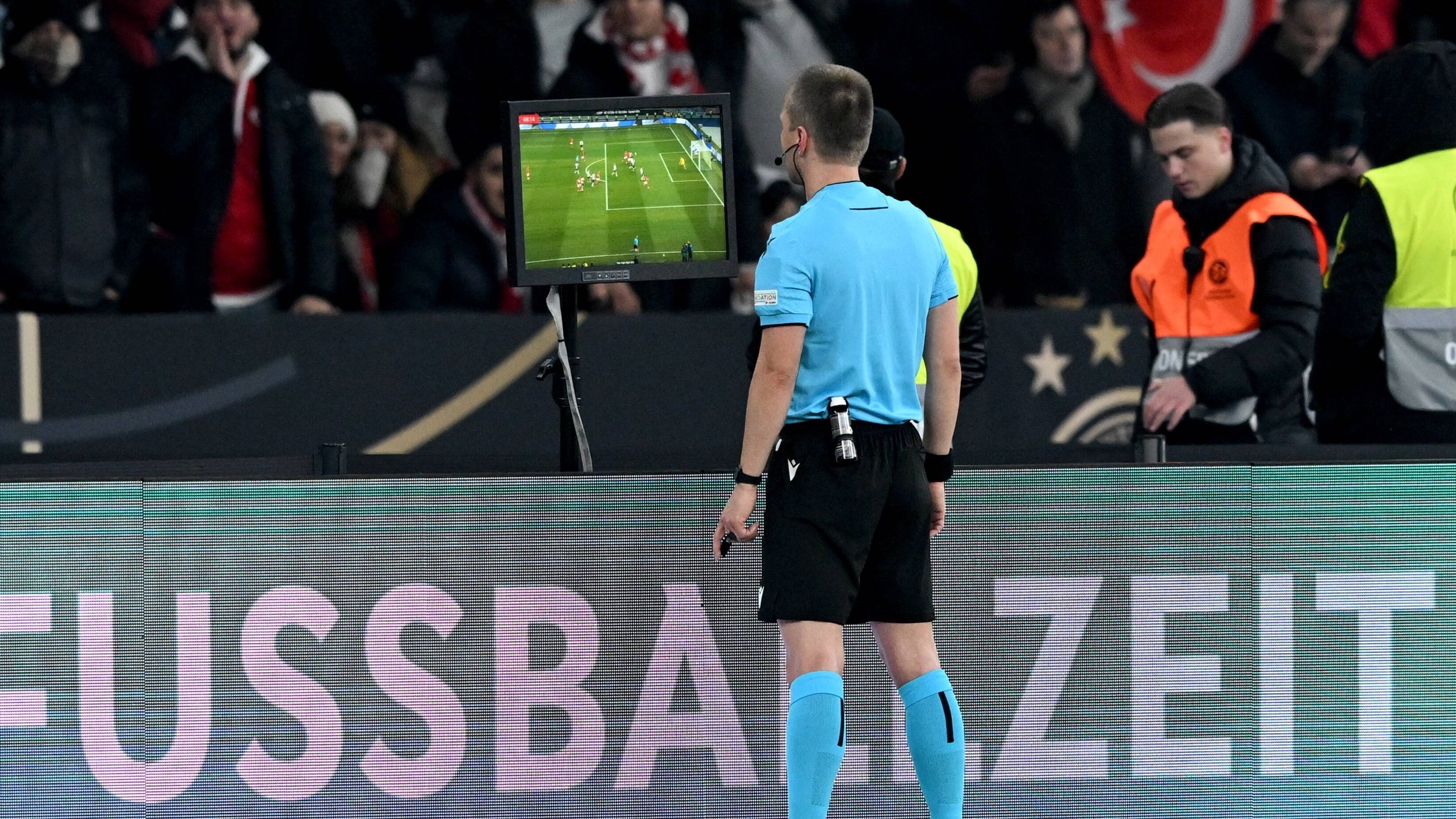 Ukradli znak drogowy – Liga Mistrzów UEFA – Sport Wprost