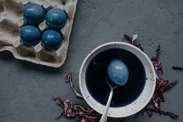 Barwienie jajek na niebiesko w wywarze z czerwonej kapusty