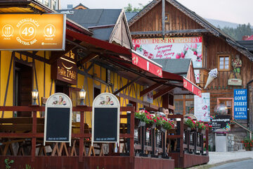 Bary i restauracje przy głównym deptaku w Karpaczu przy ul. Konstytucji 3 Maja