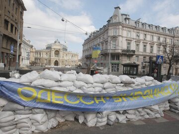 Barykada w centrum Odessy. W tle widoczny gmach Teatru Opery i Baletu. Zdjęcie zostało wykonane 18 marca.