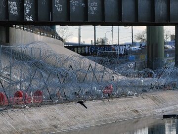 Barykady z drutu kolczastego na murze granicznym z USA, Ciudad Juarez, Meksyk