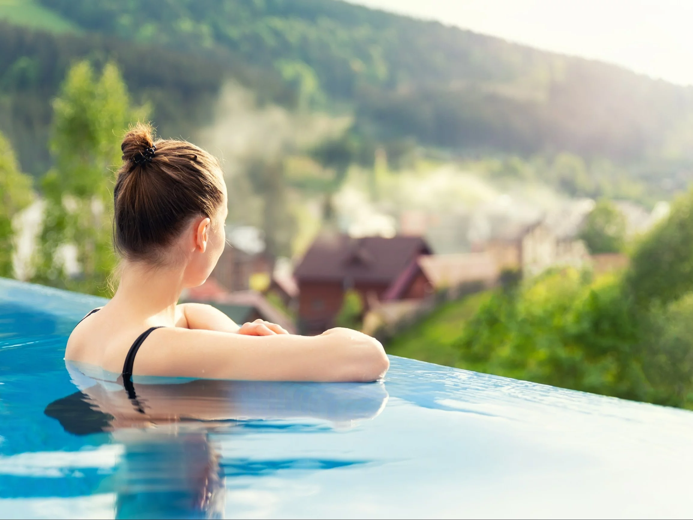 Infinity pool w górach, zdjęcie ilustracyjne