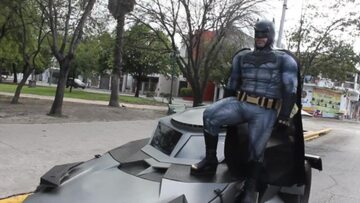 Batman patroluje ulice w Meksyku