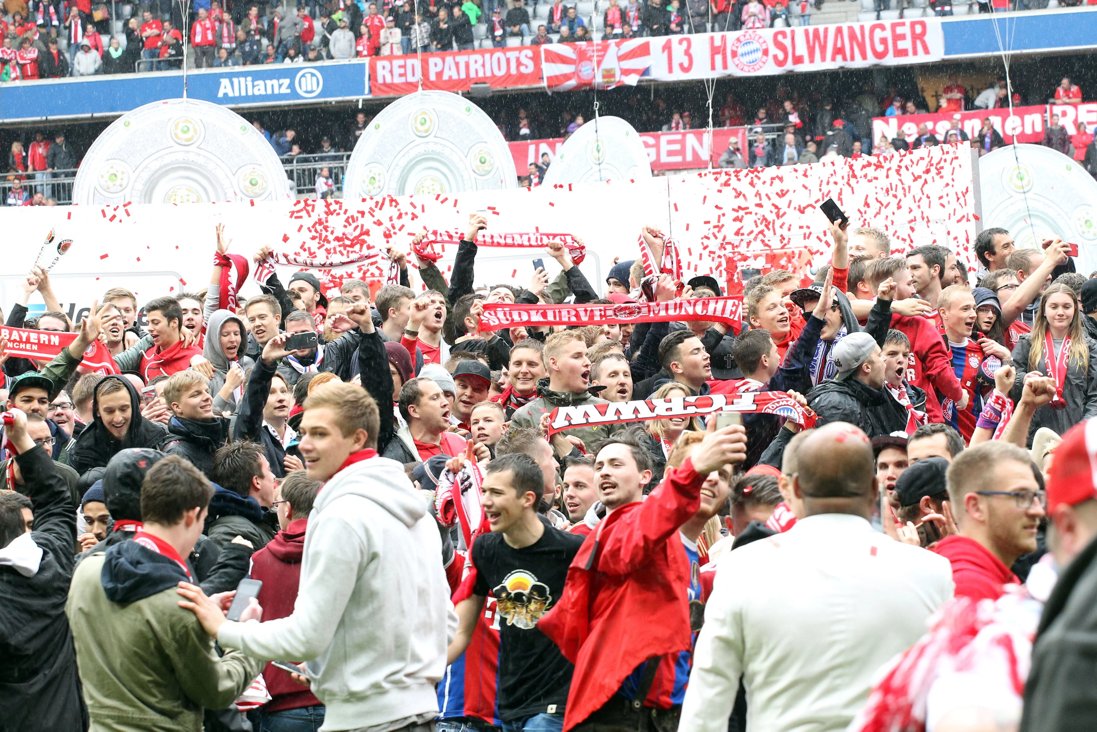 Kibice Bayernu Monachium świętują mistrzostwo na stadionie