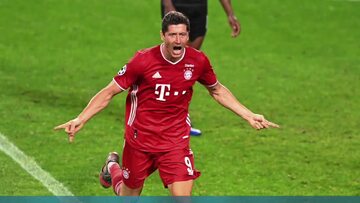 Bayern Monachium rozgromił Eintracht Frankfurt 5:0. Robert Lewandowski strzelił 3 gole i ma już na koncie 10 bramek w tym sezonie Bundesligi