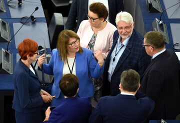 Beata Mazurek w otoczeniu polityków PiS