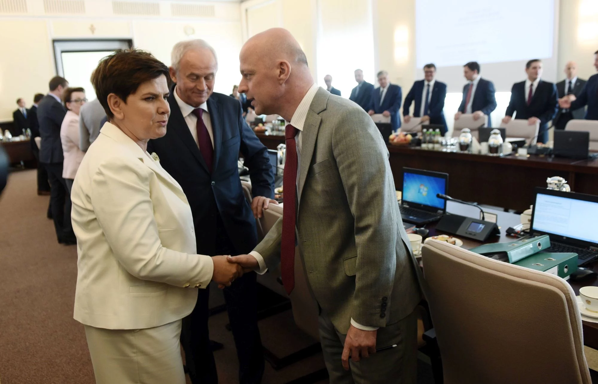 Posiedzenie rządu, Beata Szydło wita się z Pawłem Szałamachą