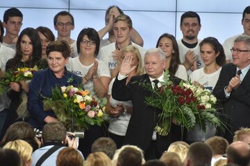 Beata Szydło, Jarosław Kaczyński w sztabie PiS po wygranych wyborach parlamentarnych