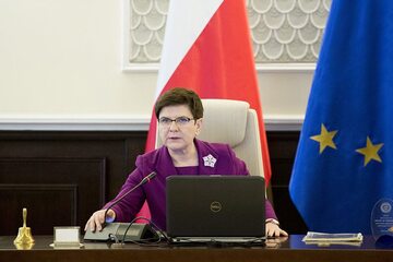 Beata Szydło podczas prowadzenia obrad Rady Ministrów
