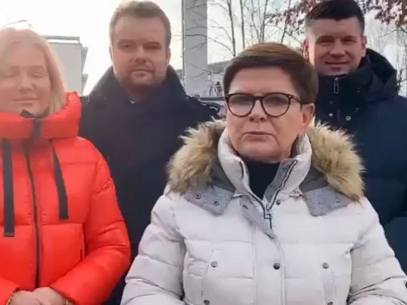 Beata Szydło (w białej kurtce) w otoczeniu polityków PiS