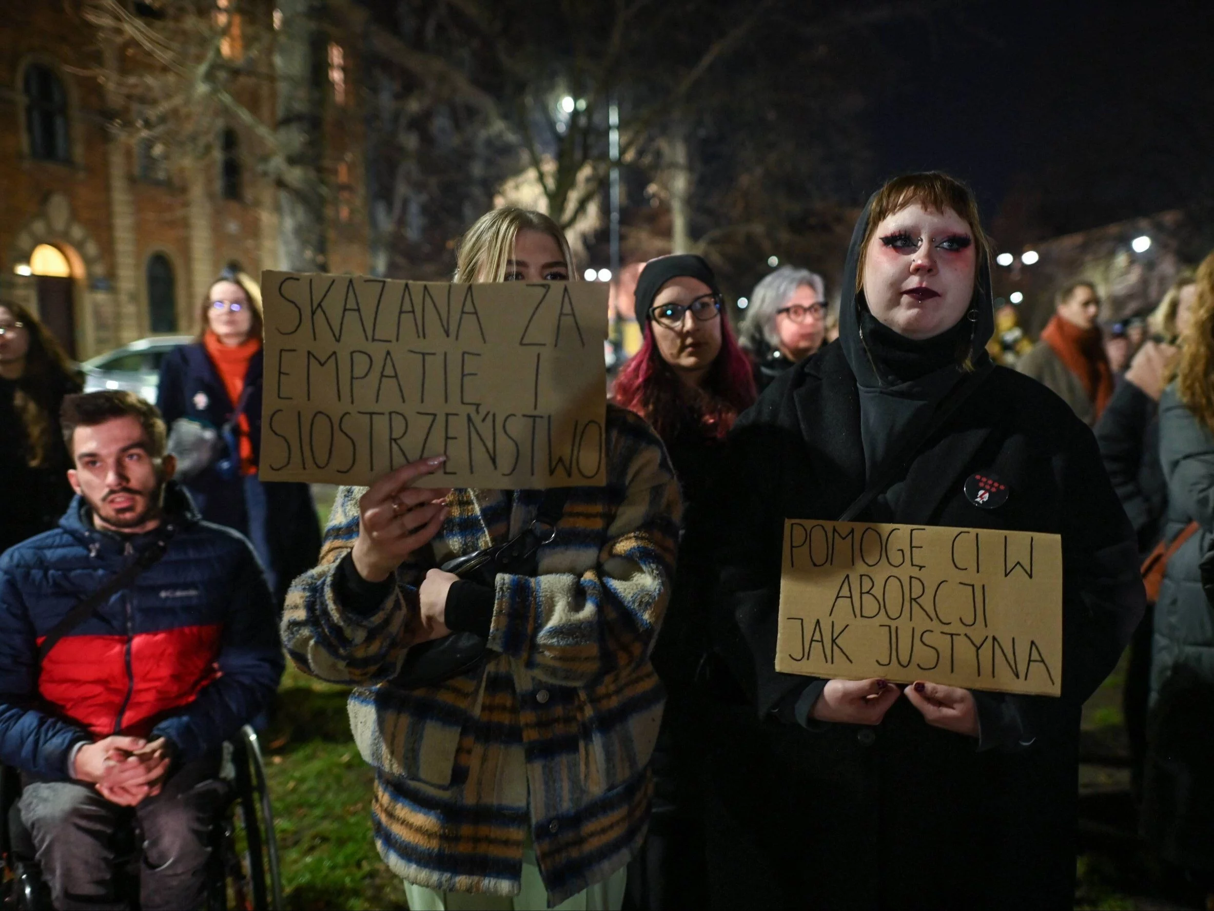 Demonstracja solidarności z aktywistką Justyną Wydrzyńską przed siedzibą regionalną Prawa i Sprawiedliwości w Krakowie, marzec 2023 r.