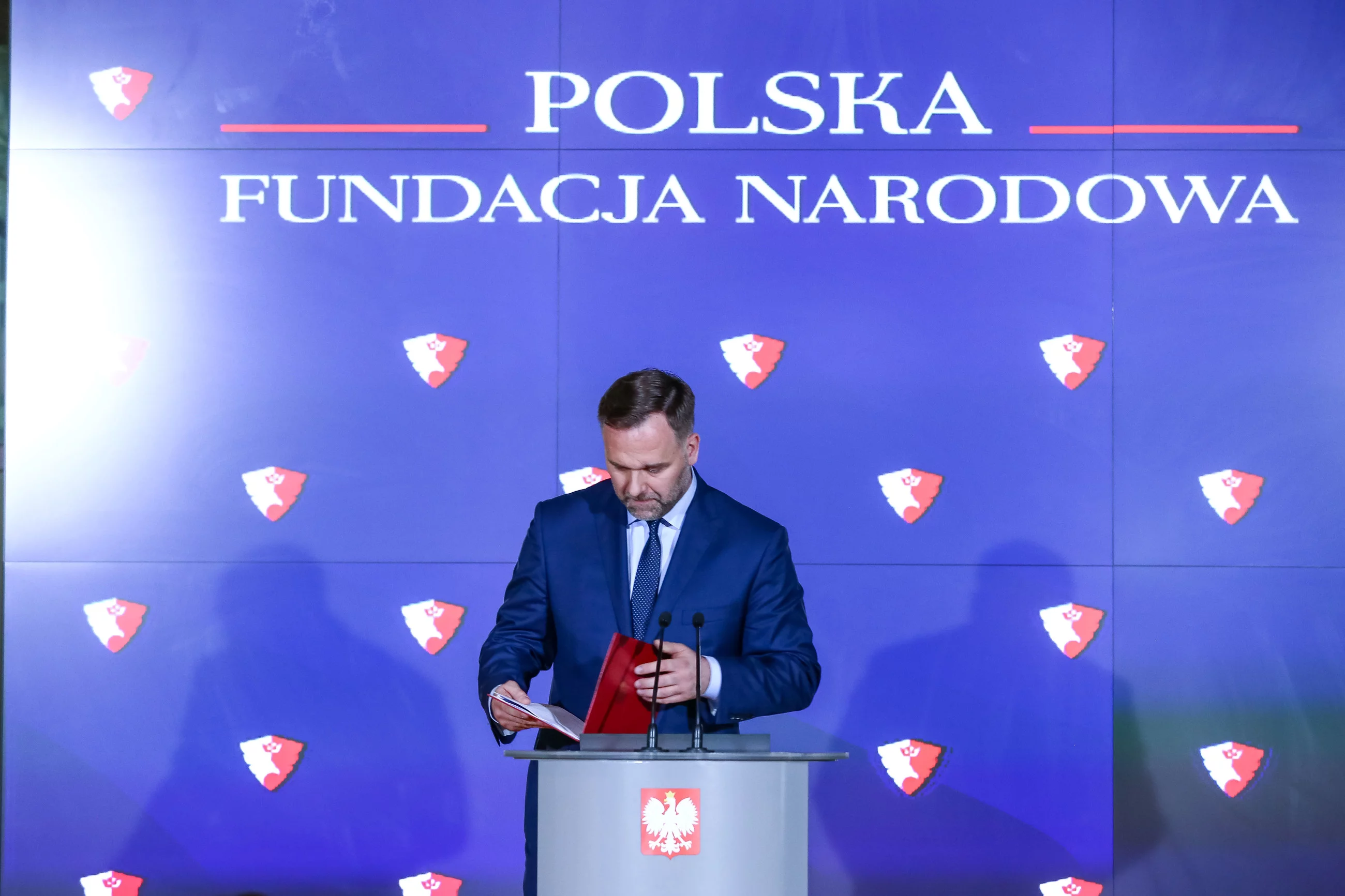 Były minister skarbu Dawid Jackiewicz na konferencji prasowej z premier Szydło ogłaszał powstanie PFN