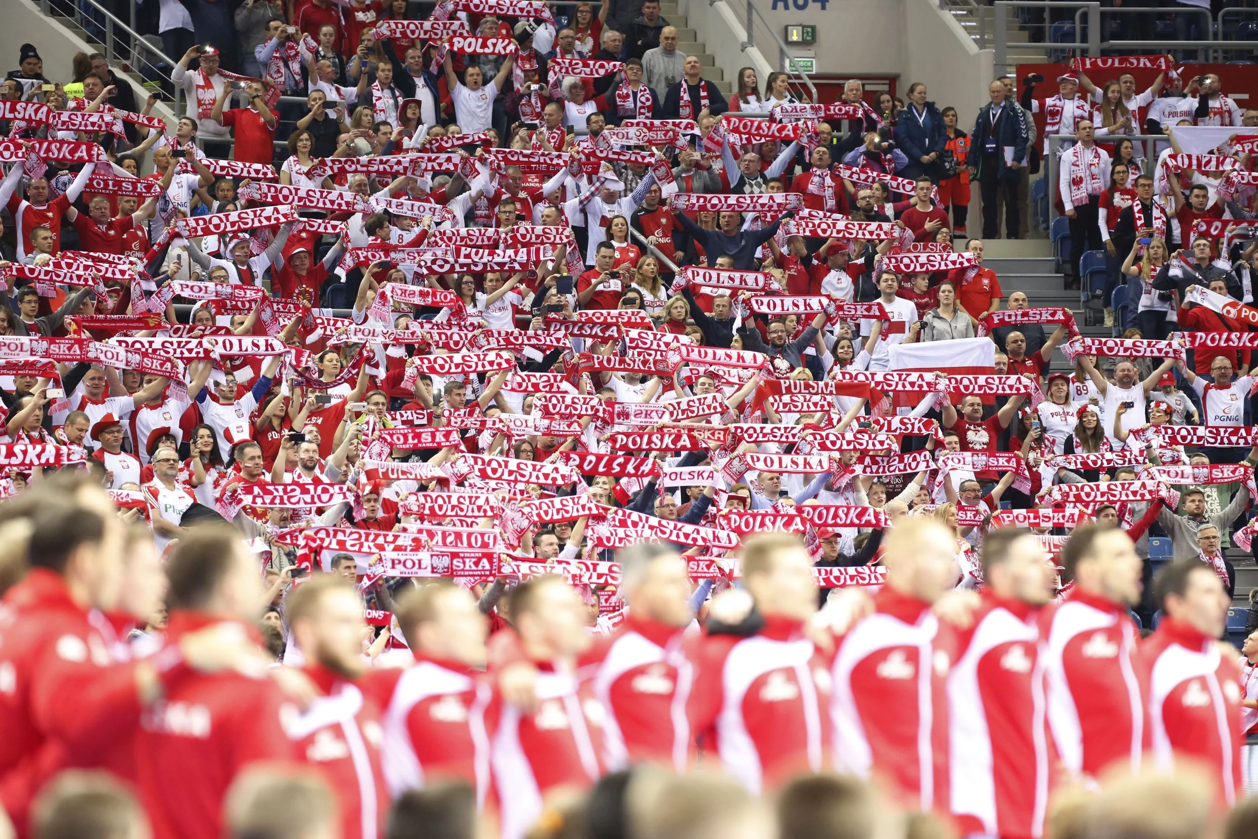 Kibice w trakcie śpiewania hymnu, Kraków Arena