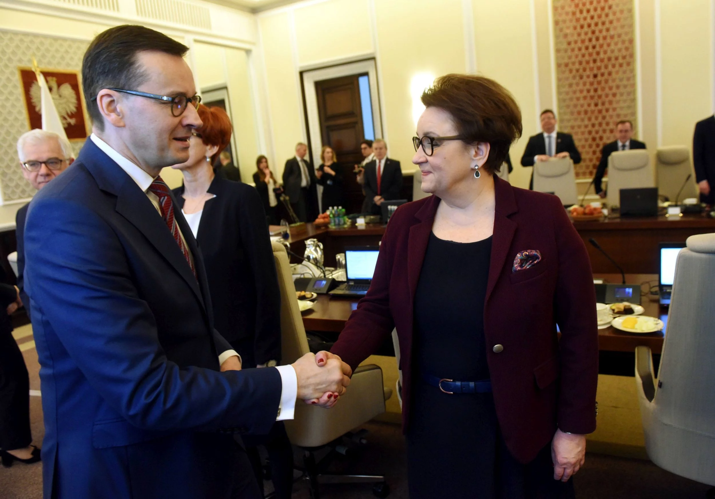 Posiedzenie rządu. Na pierwszym planie Mateusz Morawiecki i Anna Zalewska