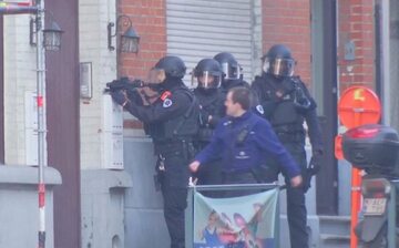 Belgijscy antyterroryści przed drzwiami wskazanego mieszkania