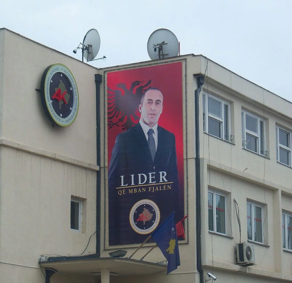 Plakat Haradinaja w Prisztinie, stolicy Kosowa