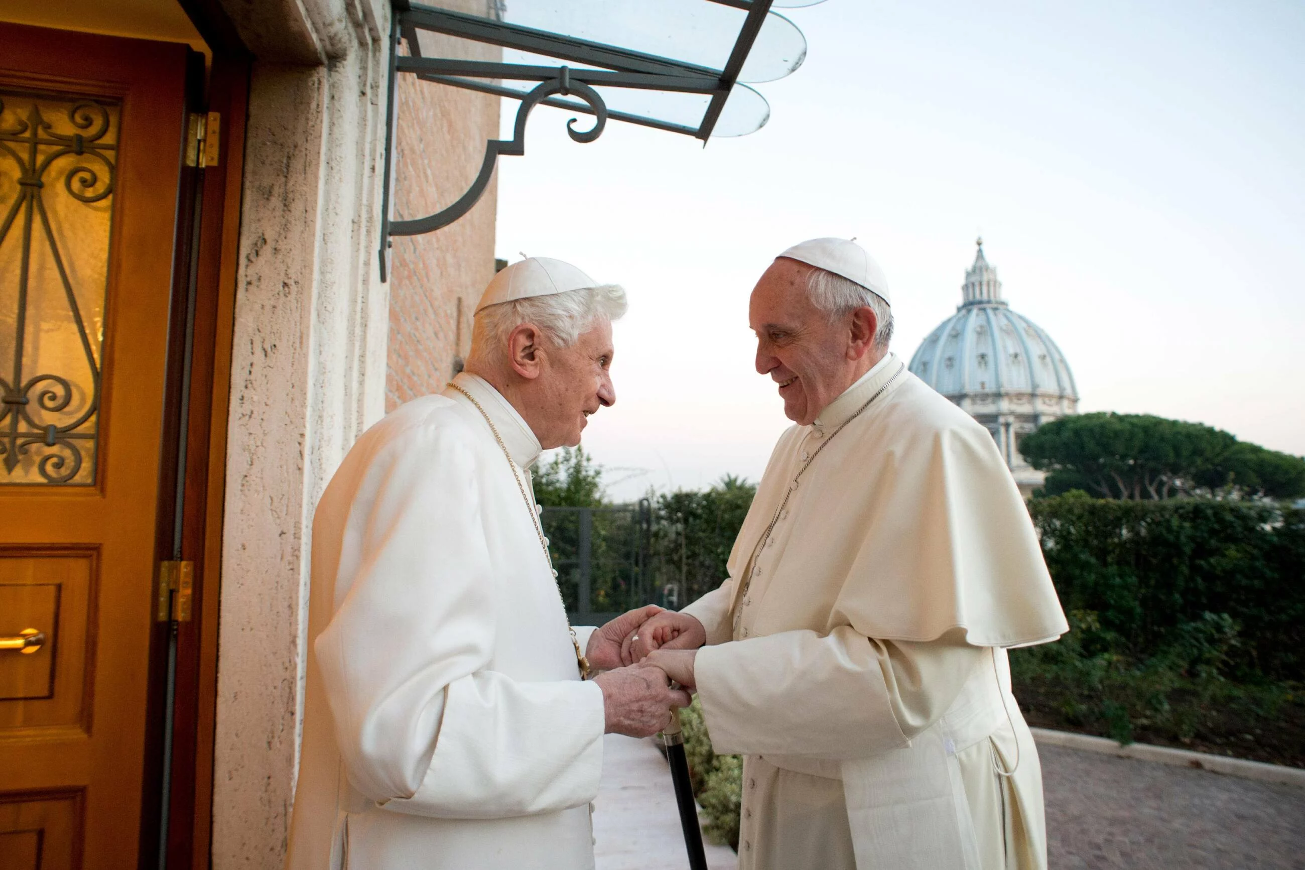 Emerytowany papież Benedykt XVI i obecny papież Franciszek