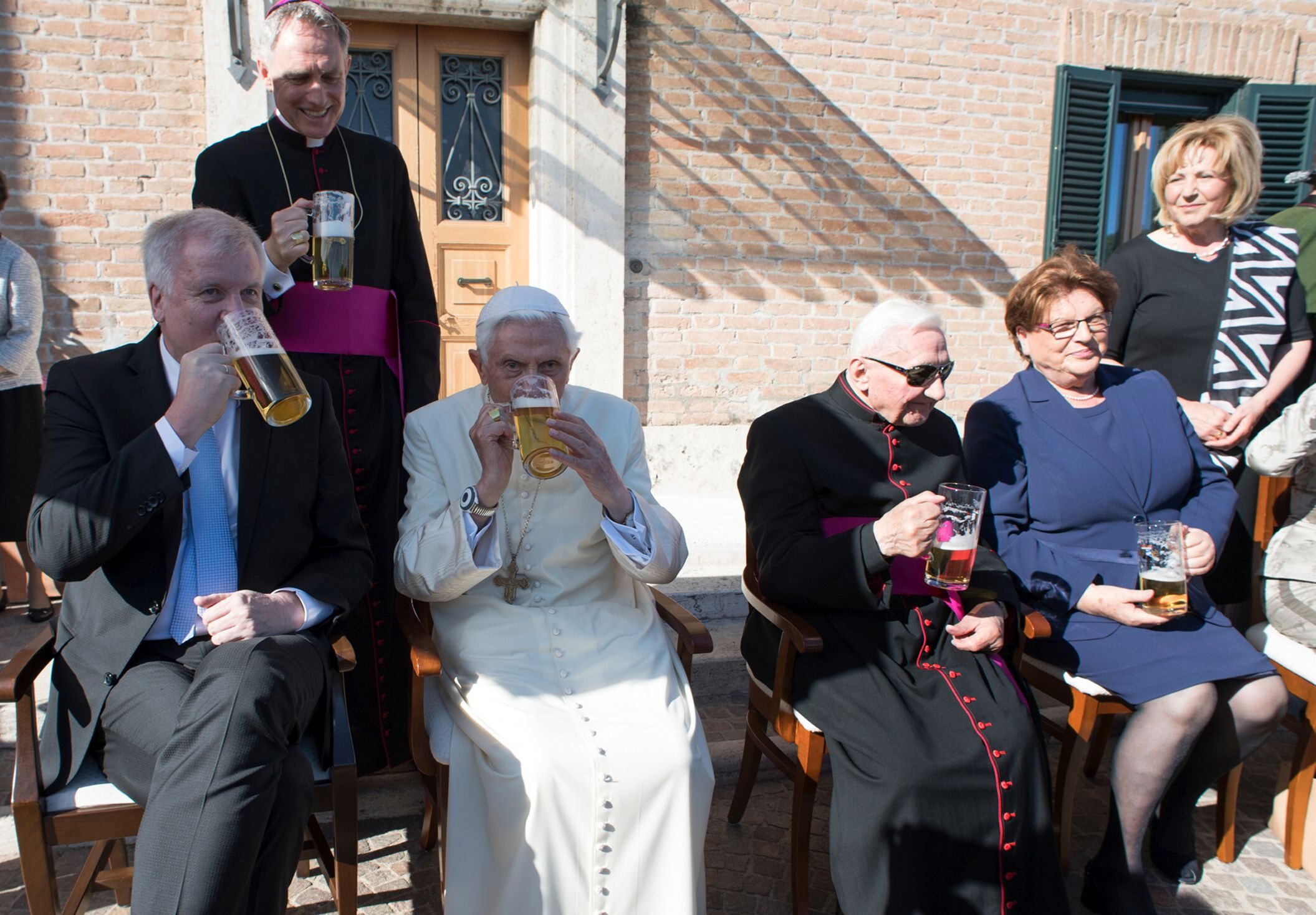 Benedykt XVI uczcił urodziny kuflem piwa