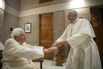 Benedykt XVI w towarzystwie papieża Franciszka