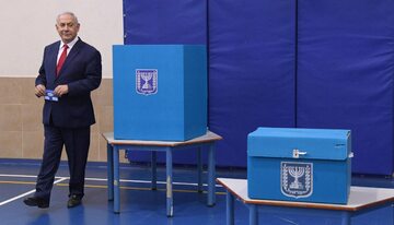 Benjamin Netanjahu podczas głosowania