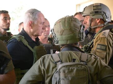 Benjamin Netanjahu z izraelskimi żołnierzami