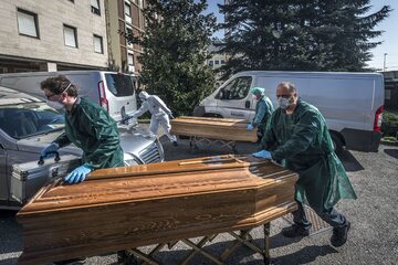 Bergamo. Transport ciał ofiar epidemii COVID-19