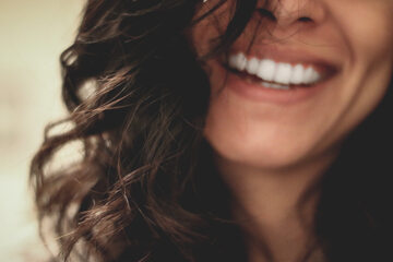 Białe zęby i piękny uśmiech, zdjęcie ilustracyjne
