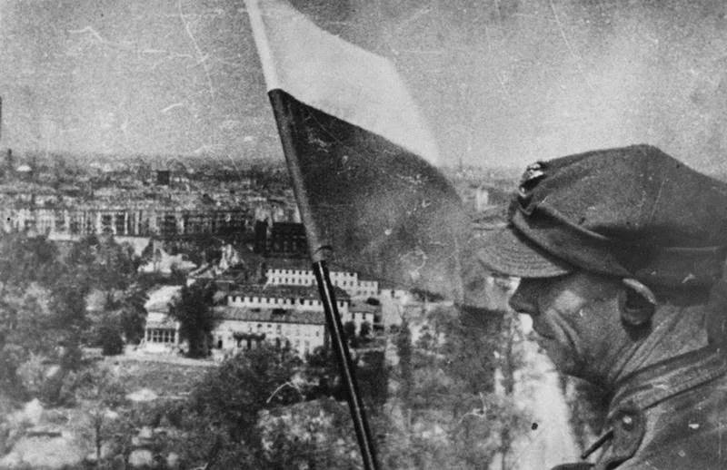 Polska flaga w Berlinie 2 maja 1945 roku na Kolumnie Zwycięstwa