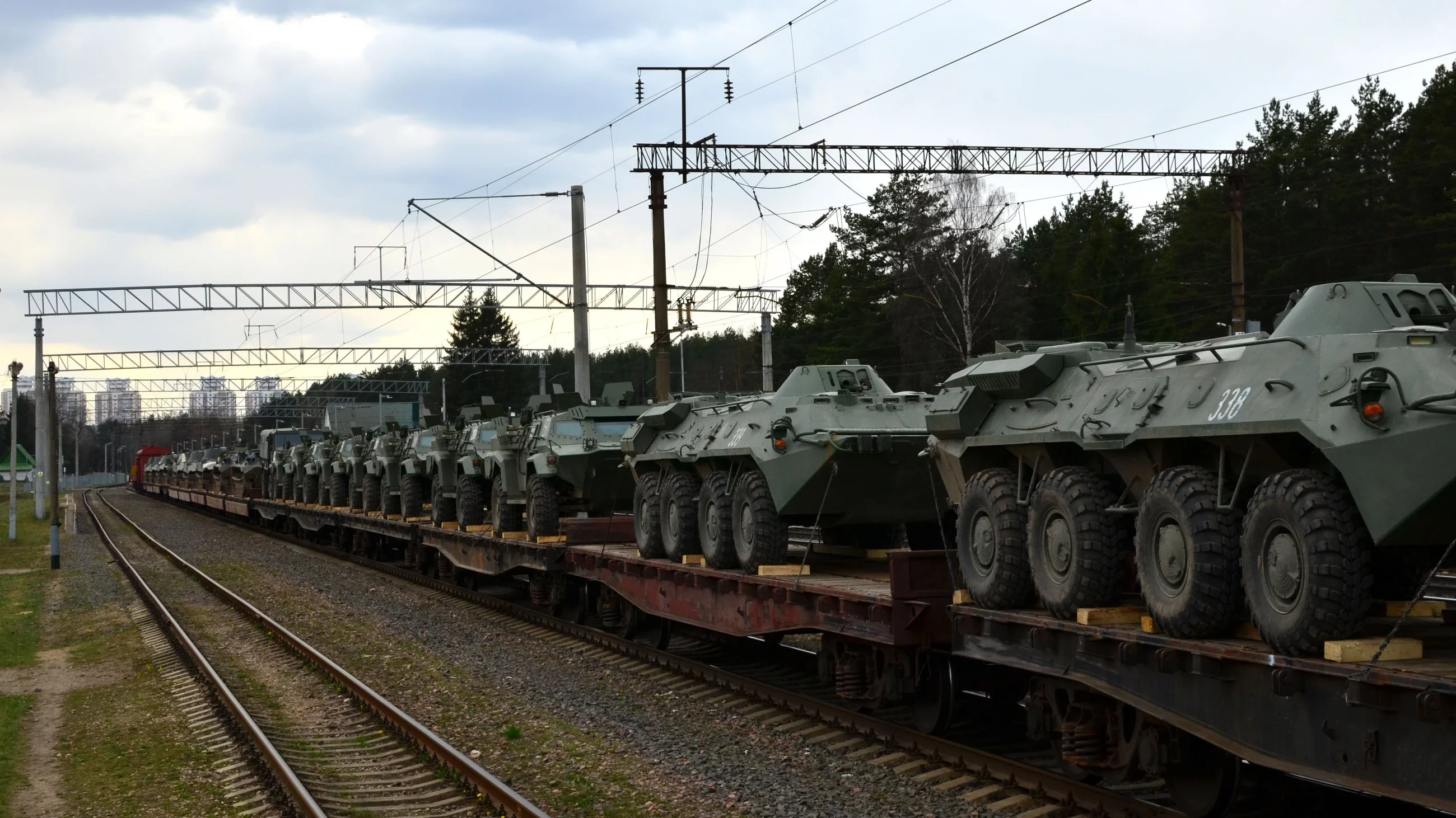 Pociąg towarowy przewożący sprzęt wojskowy, zdjęcie ilustracyjne