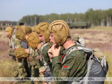 Białoruskie wojsko ćwiczy desant na brzeskim poligonie