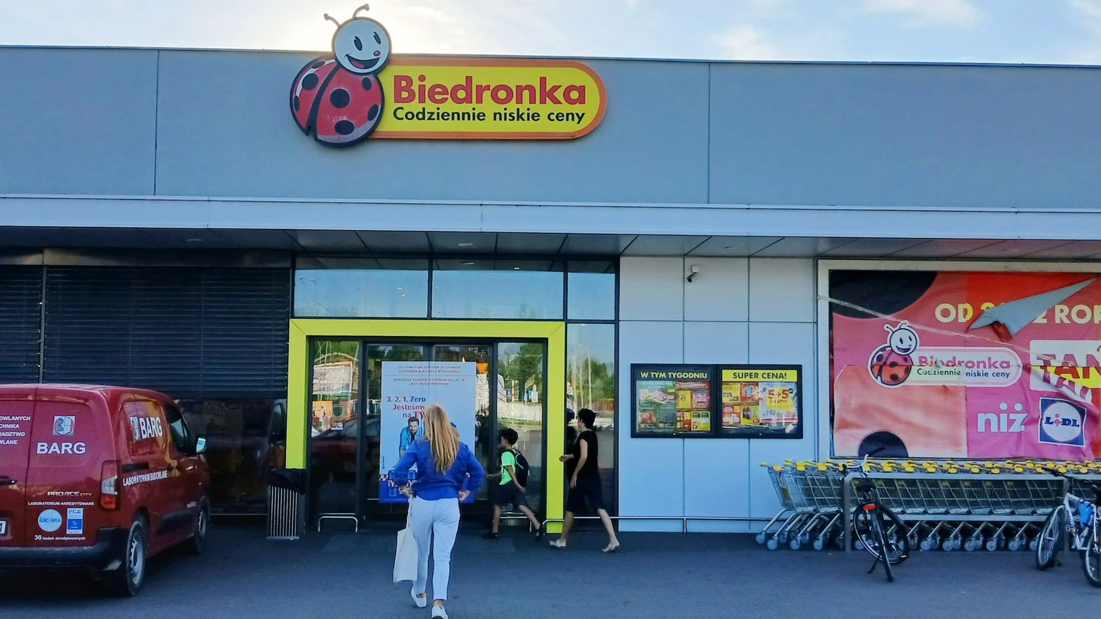 Biedronka rozdaje kawę. 1+1 i ekspres za pół ceny