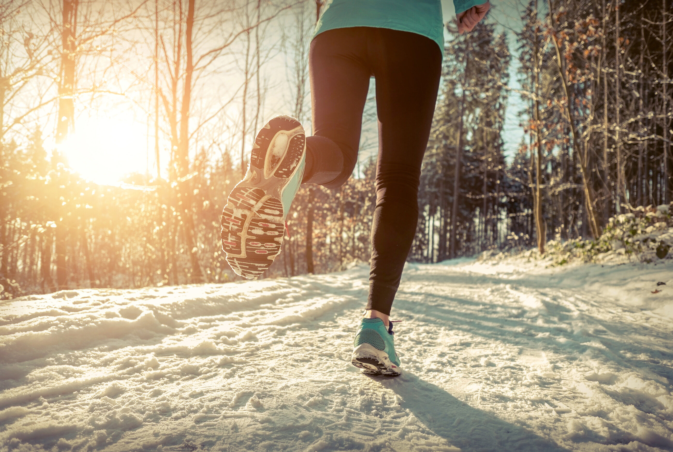 Зимние занятия спортом. Зима спорт утро. Девушка зима спорт. Девушка на пробежке зимой со спины. Спорт бег.