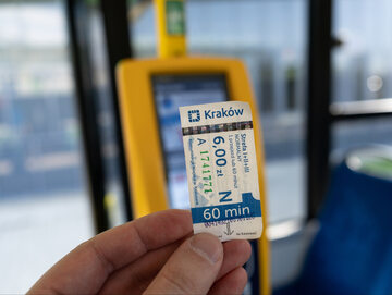 Bilet na tle kasownika w krakowskim autobusie, zdjęcie ilustracyjne