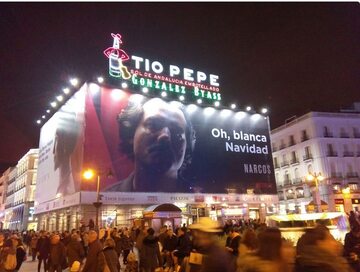 Billboard serialu "Narcos" w centrum Madrytu