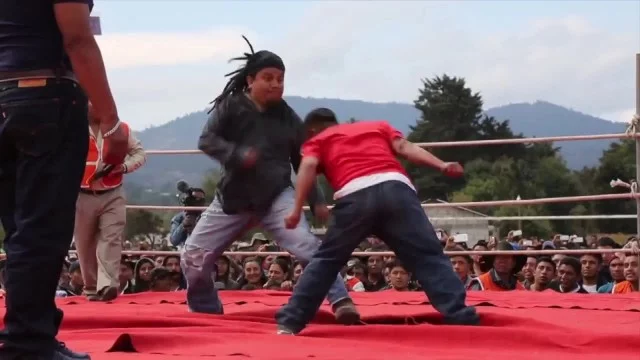 Wielkie manto przed Wielkanocą. Od ponad stu lat mieszkańcy Chivarreto w Gwatemali przy okazji świąt... okładają się pięściami